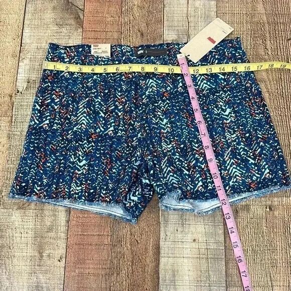 NWT Levi’s Printed Cut-Off Shorts - Picture 4 of 5